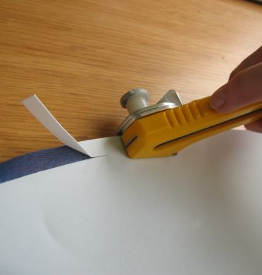 Knife for removable laminated materials